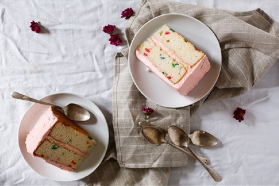 Torta arcobaleno con glassa allo yogurt