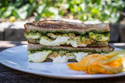 Sandwich con pesto, mozzarella e fiori di zucca