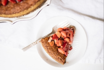 Torta di mandorle ricoperta di fragole e rabarbaro