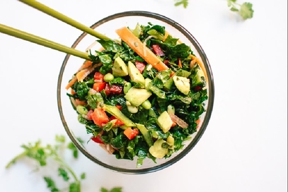 Insalata di cavoli tritati con carote e avocado