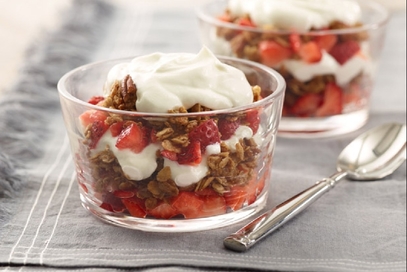 Yogurt con granola e fragole