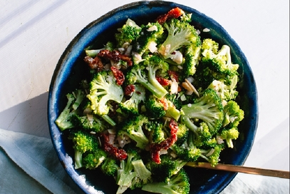 Insalata greca con broccoli