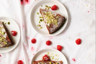 Torta di mandorle e miele con i lamponi