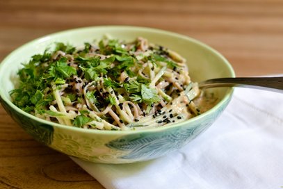 Soba con cetrioli e salsa di sesamo allo zenzero