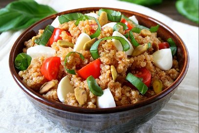 Insalata di quinoa con mozzarella e pomodorini