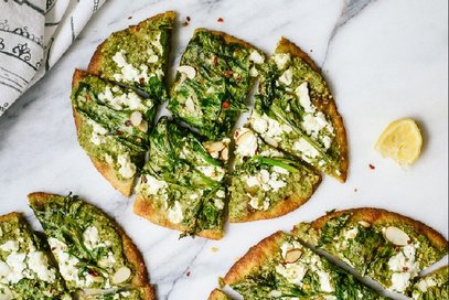 Focaccia con pesto e broccoli