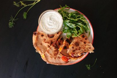 Quesadilla con pomodoro, olive e ceci