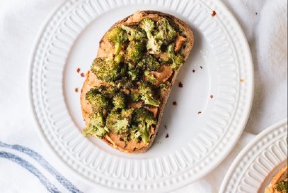 Bruschette con hummus e broccoli arrostiti