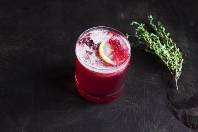 Cocktail di whisky al succo di barbabietola