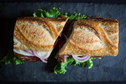 Panino con mozzarella, coppa e pomodori secchi