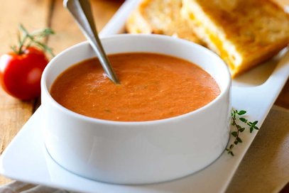 Zuppa di pomodoro con cavolo