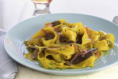 Pappardelle con funghi porcini, porri e speck