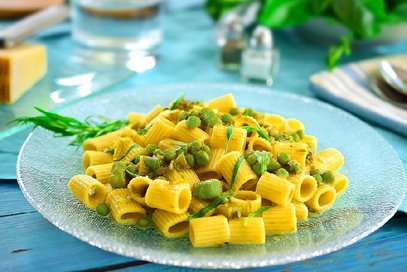 Mezzemaniche con asparagi e piselli