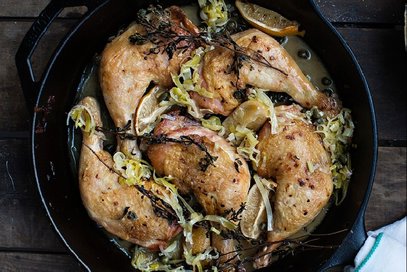 Pollo al limone con vino ed erbe aromatiche