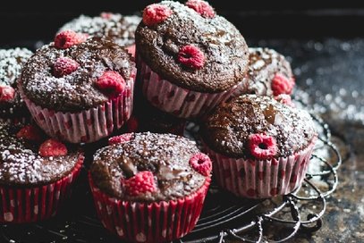 Muffin al farro con pezzi di cioccolato e lamponi