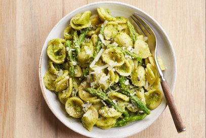 Orecchiette al pesto con asparagi