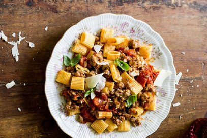 Mezzi rigatoni con sugo di salsiccia