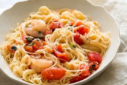 Capelli d'angelo con pomodori e gamberi