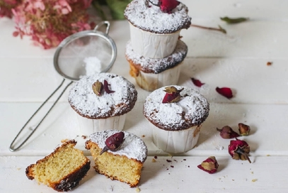 Muffin di polenta alle rose e cardamomo