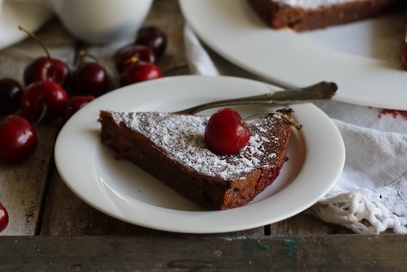 Torta di cioccolata con ciliegie