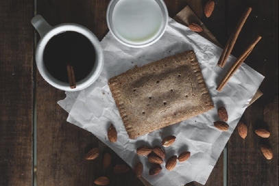 Crostatine di mele con mandorle e cannella