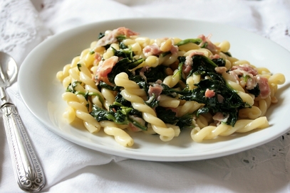 Trecce con spinaci, pancetta e taleggio