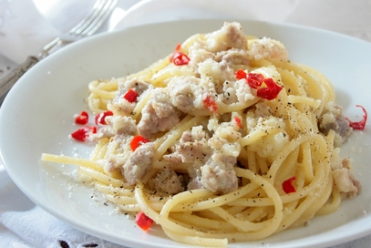 Spaghetti piccanti con cavolfiore e salsiccia