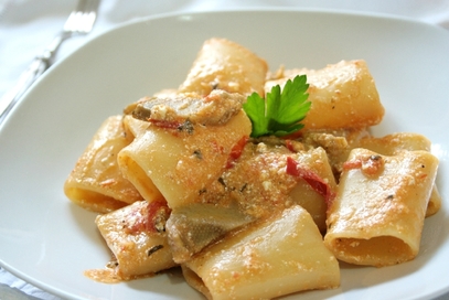 Paccheri con carciofi, pomodorini e ricotta