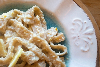 Fettuccioni integrali con pesto di mandorle