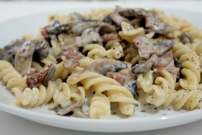 Fusilli con funghi, speck e salsa al brie