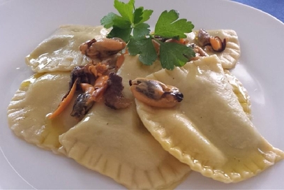 Ravioli ripieni alle cozze e pesto