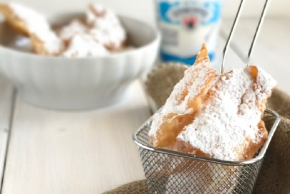 Chiacchiere con due ingredienti