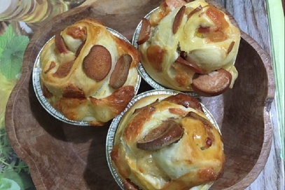 Boccioli di brioche gustosi würstel e scamorza