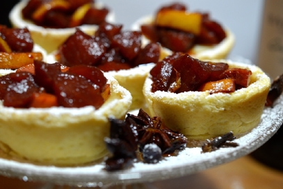 Crostatine alla crema e frutta al vin brulè