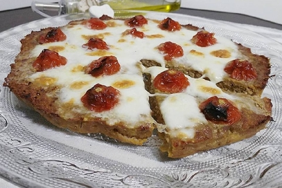 Pizza di carne ai pomodorini e mozzarella