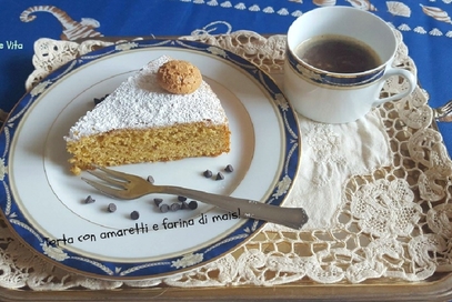 Torta con amaretti e farina di mais