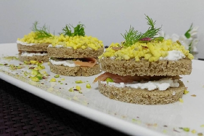 Sandwich mimosa al salmone e pistacchi