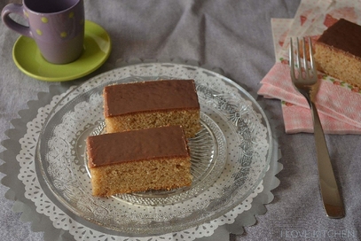 Torta alla cannella glassata al cioccolato