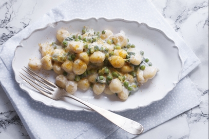 Gnocchi in salsa di ricotta e bottarga con piselli