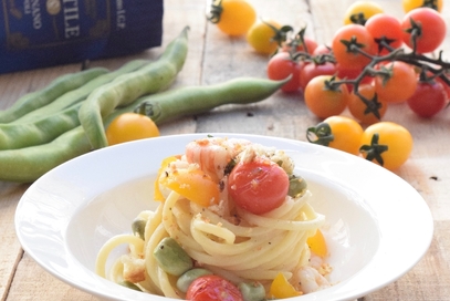 Spaghettone con gamberi fave e pomodorini gialli