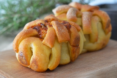 Pane soffice ripieno con formaggio e speck