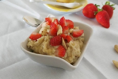 Porridge miele e fragole