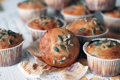 Muffin con banana, mirtilli e semi