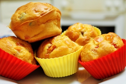 Muffin con provola pomodorini e olive