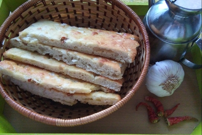 Focaccia agliata e piccante