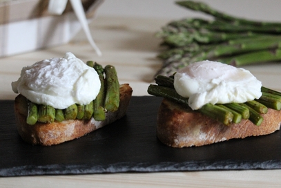 Bruschetta asparagi e uovo in camicia