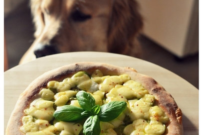 Pizza con pesto di zucchine e edamer