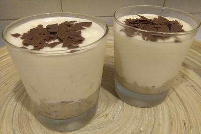 Bicchieri di crema al mascarpone e biscotto