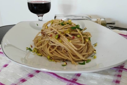 Spaghetti al vino rosso e pistacchi