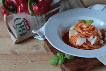 Spaghetti, crema di peperoni all'arancia e baccalà